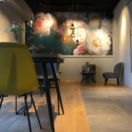 Das Architekturbüro Brust+Partner hat ein ansprechendes Ladenkonzept erstellt und das Café hochwertig und kreativ ausgestattet, wodurch ein natürliches Ambiente entsteht. Mit Materialien aus Holz und Eisen sowie ökologisch geprägten Details wurde eine Atmosphäre zum Wohlfühlen erschaffen.