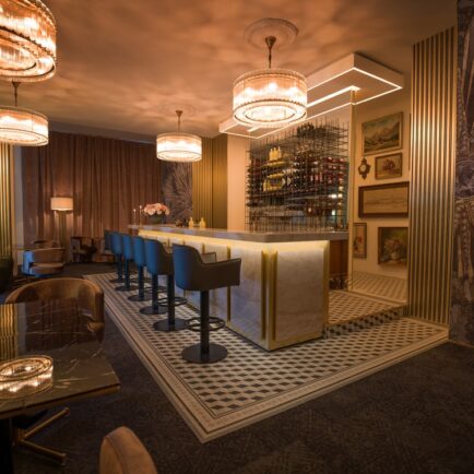 Lounge-Bereich im Schloss Erlenbach mit Fliesen von Topgres und luxuriöser Innenausstattung.